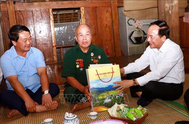 Đồng chí , Ủy viên Bộ Chính trị, Bí thư Trung ương Đảng, Trưởng Ban Tuyên giáo và Dân vận Trung ương thăm, tặng quà cho gia đình ông Nguyễn Xuân Chè, bệnh binh (tổ 32, thôn Tha, phường Hà Giang 1).