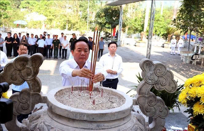 Ông Trịnh Văn Quyết, Ủy viên Bộ Chính trị, Bí thư Trung ương Đảng, Trưởng Ban Tuyên giáo và Dân vận Trung ương dâng hương, viếng các Anh hùng liệt sĩ tại Nghĩa trang Liệt sĩ Vị Xuyên. 