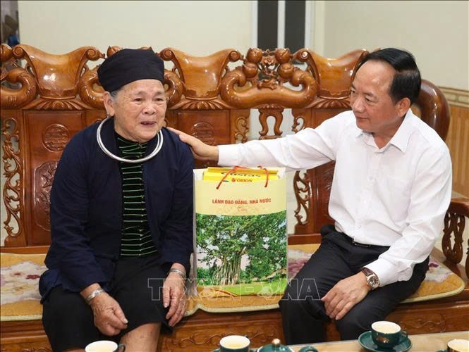 Ông Trịnh Văn Quyết, Ủy viên Bộ Chính trị, Bí thư Trung ương Đảng, Trưởng Ban Tuyên giáo và Dân vận Trung ương thăm, tặng quà cho gia đình bà Nguyễn Thị Lành, vợ liệt sĩ Nguyễn Tiến Ngận (tổ 34, thôn Chang, phường Hà Giang 1).