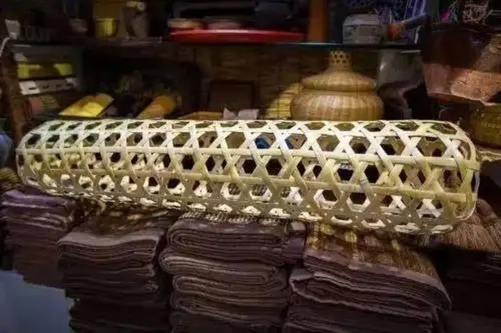 Vào thời nhà Tống (960–1279), thường dân ngủ trên gối tre và dùng những chiếc gối dài đan bằng tre gọi là “vợ tre” để giữ mát. (Ảnh: Baidu)