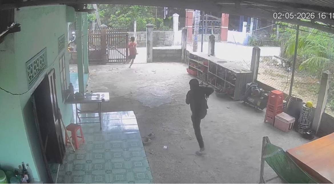 Tên trộm cầm hung khí dọa chủ nhà khi bị phát hiện. Ảnh cắt từ clip
