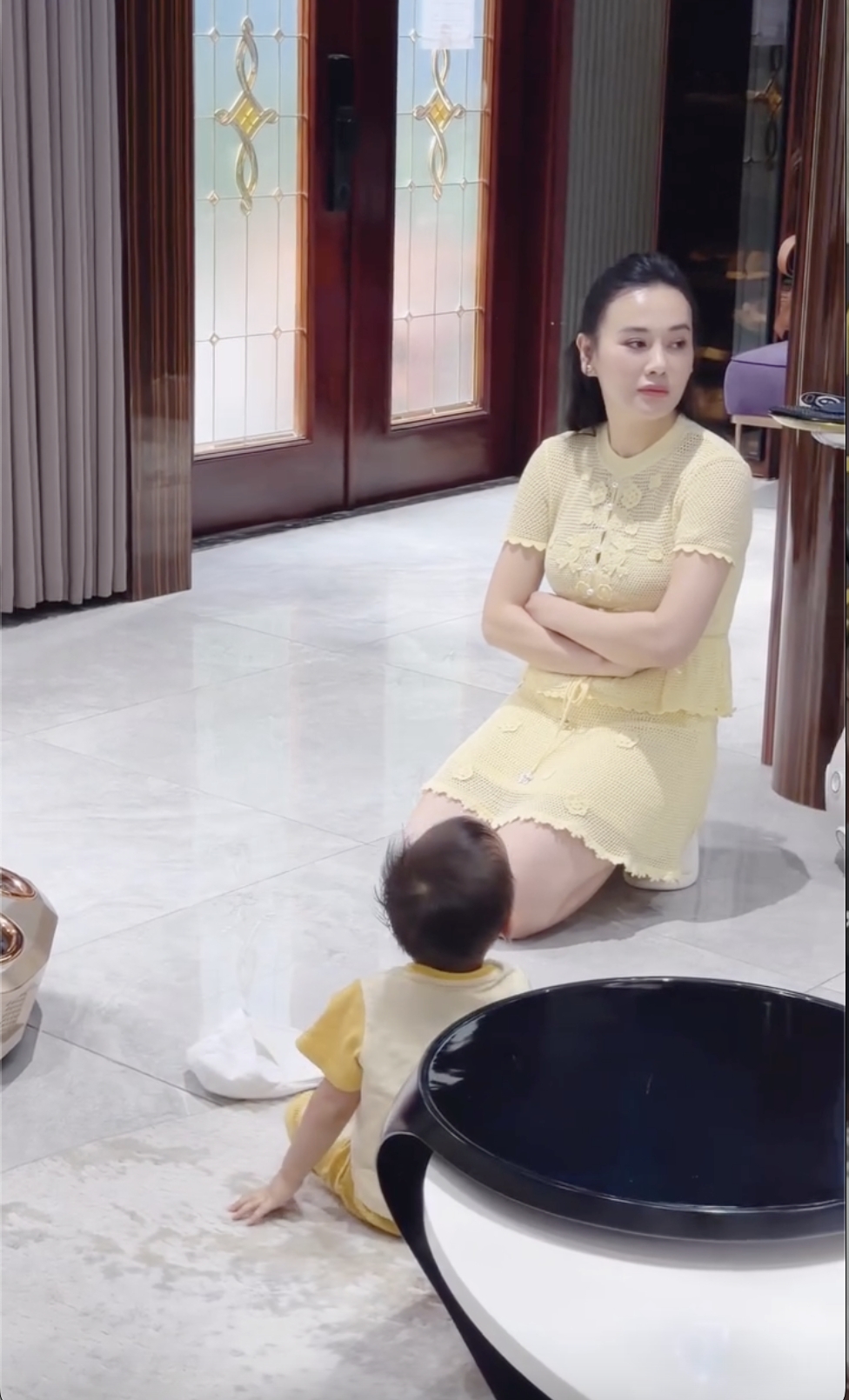 Sao Việt 30-5: Phương Oanh bất ngờ đăng tải vlog dài hơn 6 phút chia sẻ về cuộc sống hiện tại. Khác với hình ảnh hào nhoáng trên màn ảnh trước đây, cuộc sống hiện tại của Phương Oanh xoay quanh những công việc rất đời thường như đưa đón con, dọn dẹp nhà cửa, chuẩn bị bữa ăn và đồng hành cùng các bé trong từng giai đoạn phát triển.
