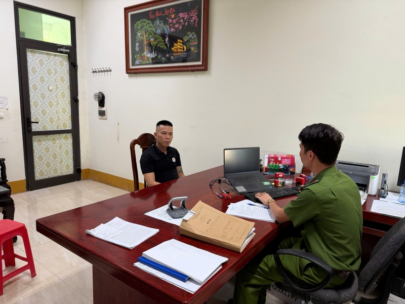 Công an xã Hiệp Hoà làm việc với N.V.G