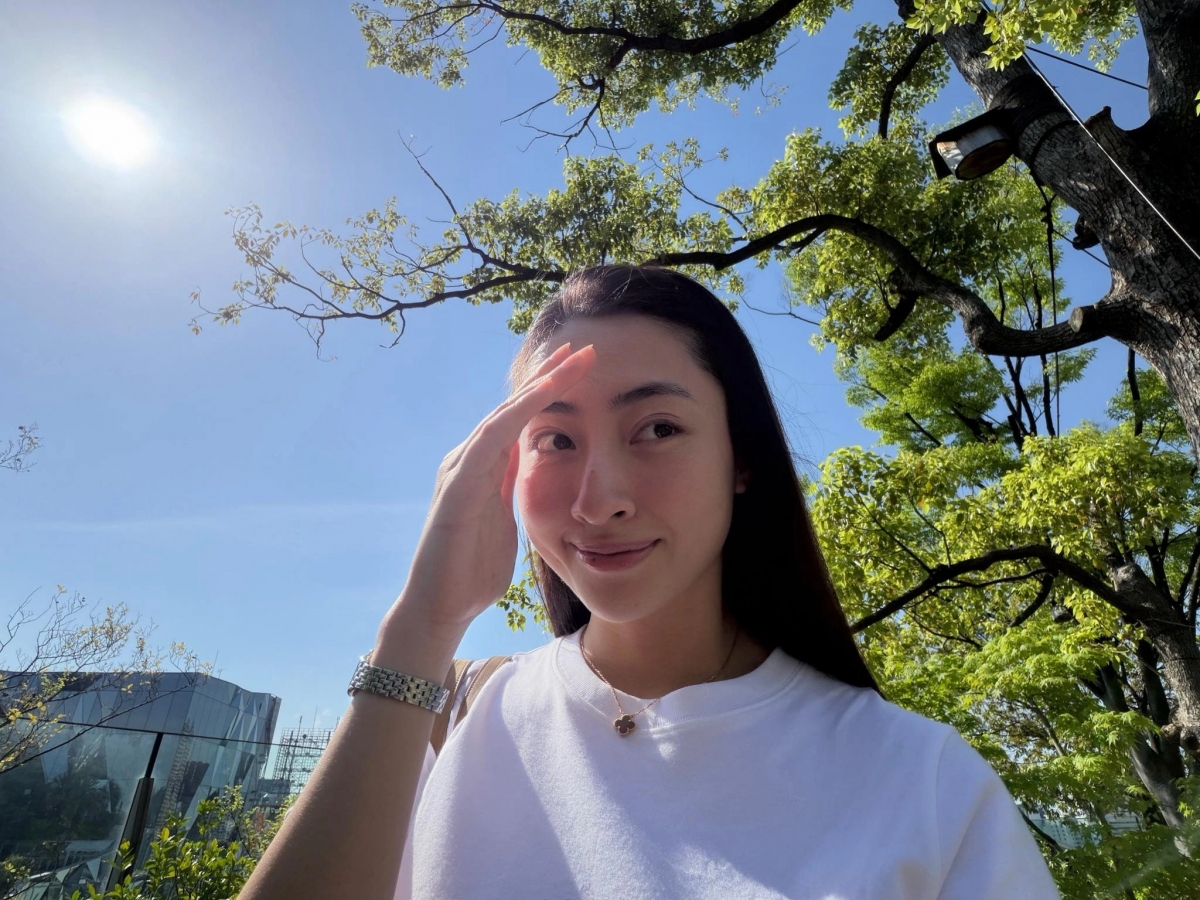 Hoa hậu Lương Thùy Linh tận hưởng ngày nắng rực rỡ tại Tokyo, Nhật Bản.