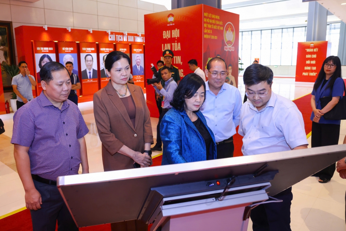  Bà Bùi Thị Minh Hoài cùng các đồng chí trong Ban Thường trực trải nghiệm Không gian "Mặt trận số" trước thềm Đại hội đại biểu toàn quốc MTTQ Việt Nam lần thứ XI, nhiệm kỳ 2026-2031. Ảnh: Quang Vinh.