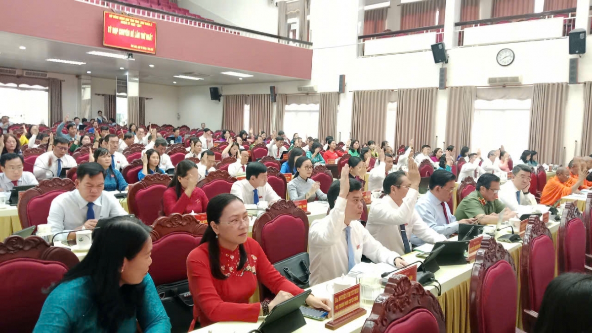 Các đại biểu thông qua các nghị quyết.