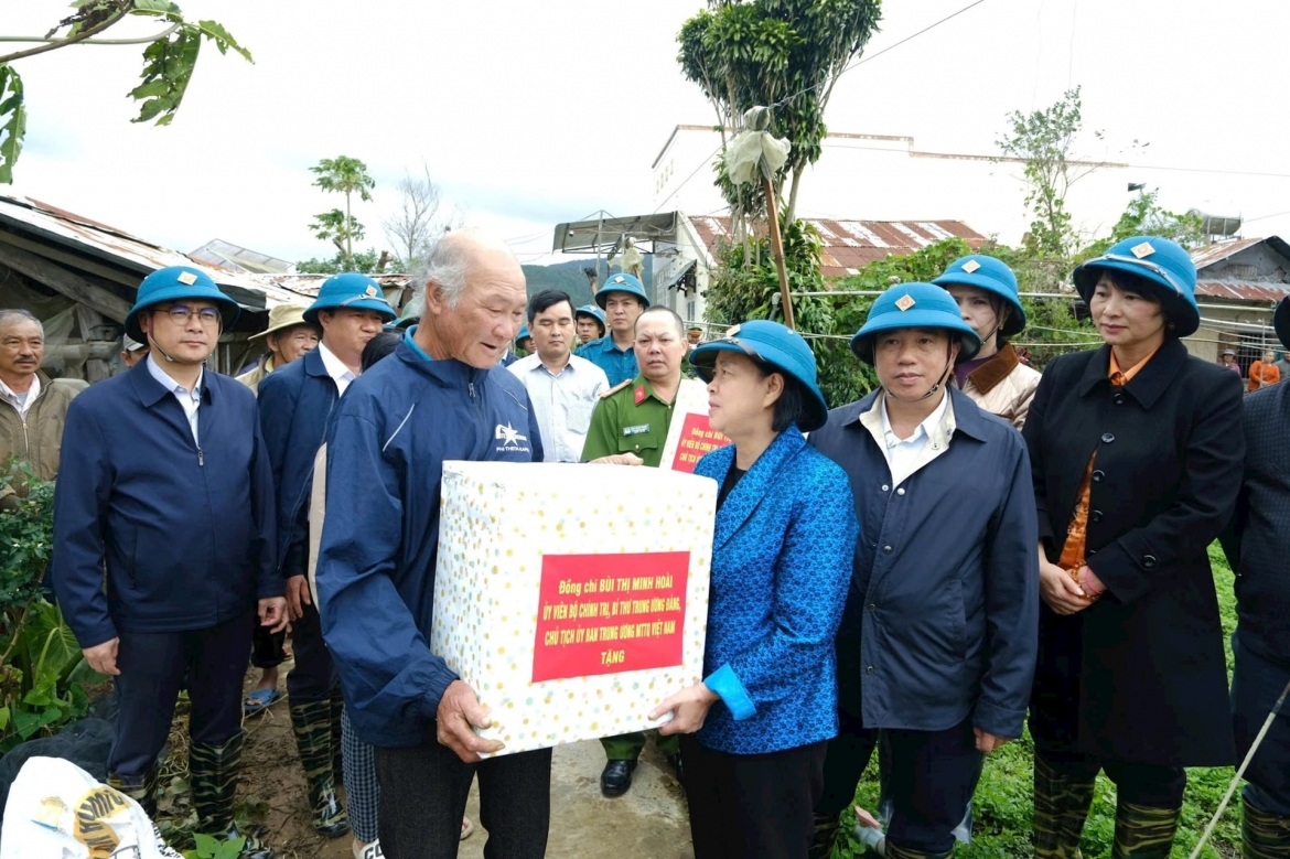 Ủy viên Bộ Chính trị, Bí thư Trung ương Đảng, Chủ tịch Ủy ban Trung ương MTTQ Việt Nam Bùi Thị Minh Hoài tặng quà, động viên người dân vùng lũ xã Ka Đô, tỉnh Lâm Đồng, ngày 22/11/2025.