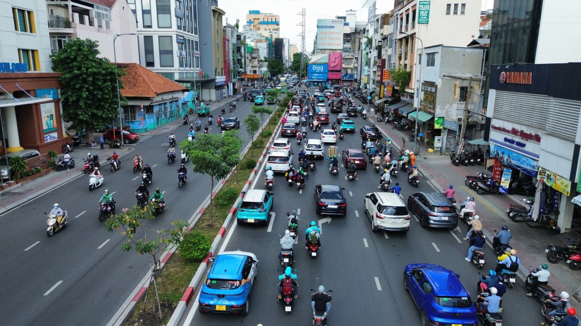 Đoạn đường từ vòng xoay đến giao lộ Điện Biên Phủ - Đinh Tiên Hoàng vẫn xảy ra ùn ứ kéo dài vài trăm mét.