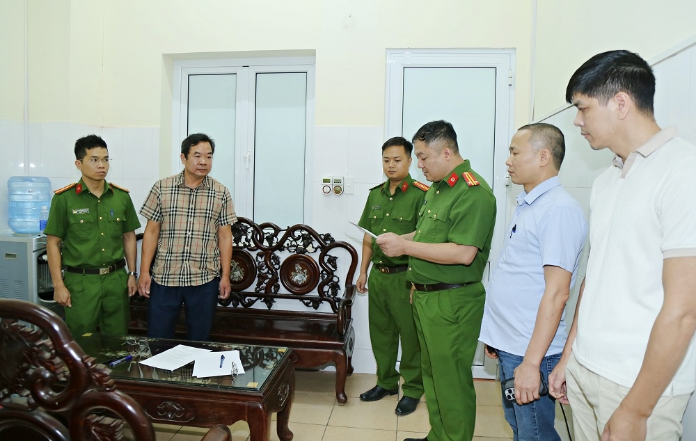 Cơ quan Cảnh sát điều tra Công an tỉnh khám xét nơi làm việc của Hoàng Văn Huấn (áo kẻ)
