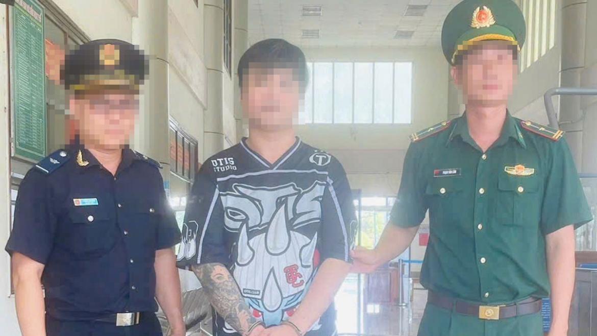 Đối tượng Phạm Văn Đức bị Đồn Biên phòng Cửa khẩu Quốc tế Hoa Lư bắt giữ khi vừa nhập cảnh về Việt Nam (ảnh: BP)