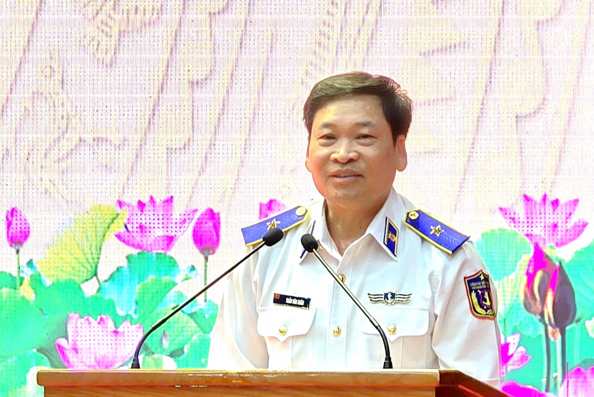Thiếu tướng Trần Văn Xuân, Phó Chính ủy Cảnh sát biển Việt Nam phát biểu tại hội nghị quán triệt.