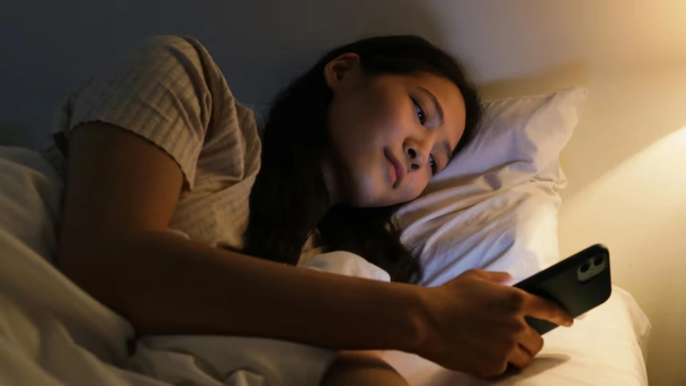 Mặc dù không phải là yếu tố duy nhất, nhưng việc sử dụng điện thoại trước khi ngủ ảnh hưởng đến chất lượng giấc ngủ
