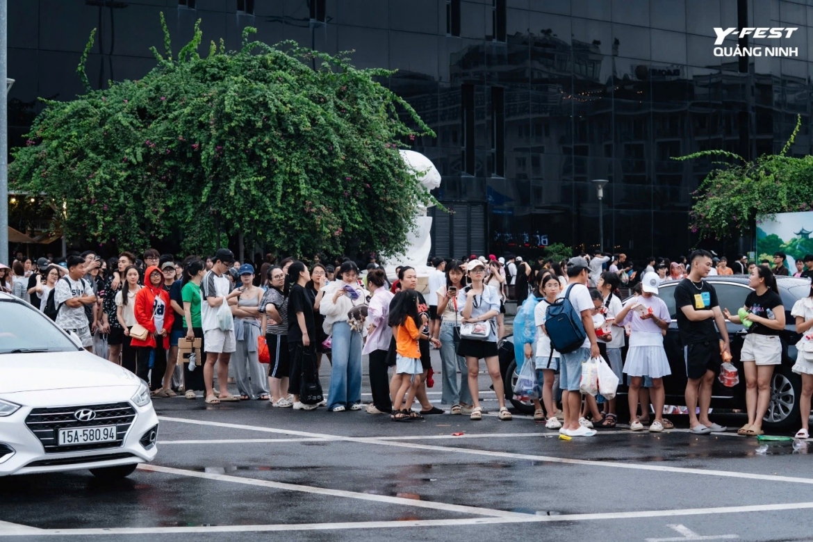 Ngay từ trước thời điểm diễn ra sự kiện, Viettel Y-Fest Quảng Ninh đã nhanh chóng thu hút sự quan tâm lớn từ cộng đồng người trẻ. Tấm vé tham gia các đêm nhạc trở thành mục tiêu săn đón của nhiều bạn trẻ tại Quảng Ninh và các tỉnh lân cận, tạo nên bầu không khí sôi động trên mạng xã hội cũng như tại các điểm hỗ trợ trực tiếp.