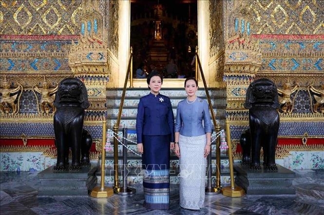 Phu nhân Ngô Phương Ly cùng Phu nhân Thananon Charnvirakul tại chùa Phật Ngọc.
