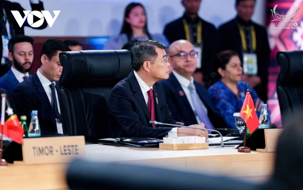 Phát biểu tại phiên họp toàn thể của Hội nghị Cấp cao ASEAN lần thứ 48, Thủ tướng Lê Minh Hưng cho rằng, ASEAN cần tập trung nguồn lực nhằm đảm bảo các nhu cầu an ninh thiết yếu bao gồm an ninh năng lượng, an ninh lương thực và an ninh con người, trong đó phê chuẩn và triển khai hiệu quả Hiệp định An ninh Dầu khí ASEAN, thực hiện thực chất Kế hoạch Hành động Hợp tác Năng lượng ASEAN giai đoạn 2026 - 2030, Lưới điện ASEAN và Hệ thống đường ống dẫn khí ASEAN...