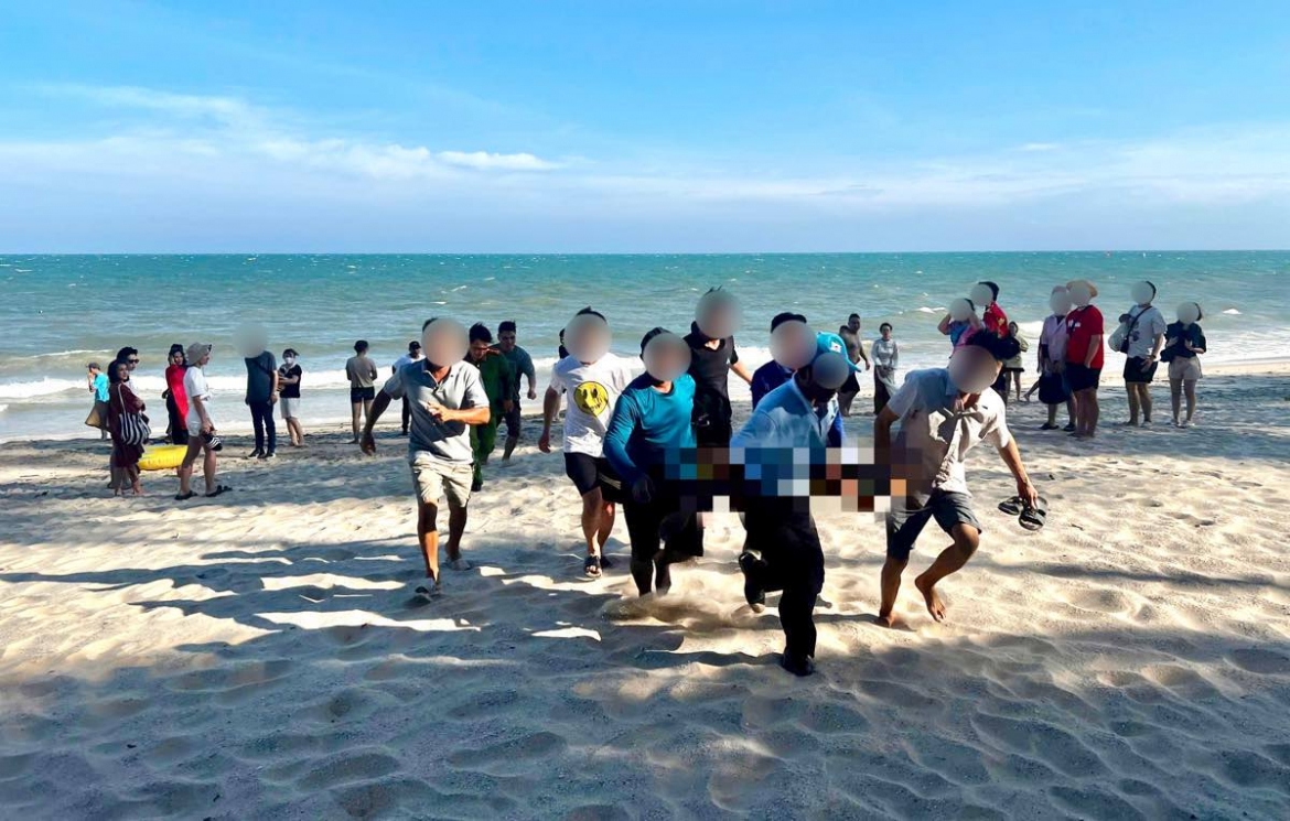 2 anh em du khách tắm biển bị đuối nước và được cứu đưa lên bờ nhưng người em đã tử vong. (Ảnh: Duy Tuấn)