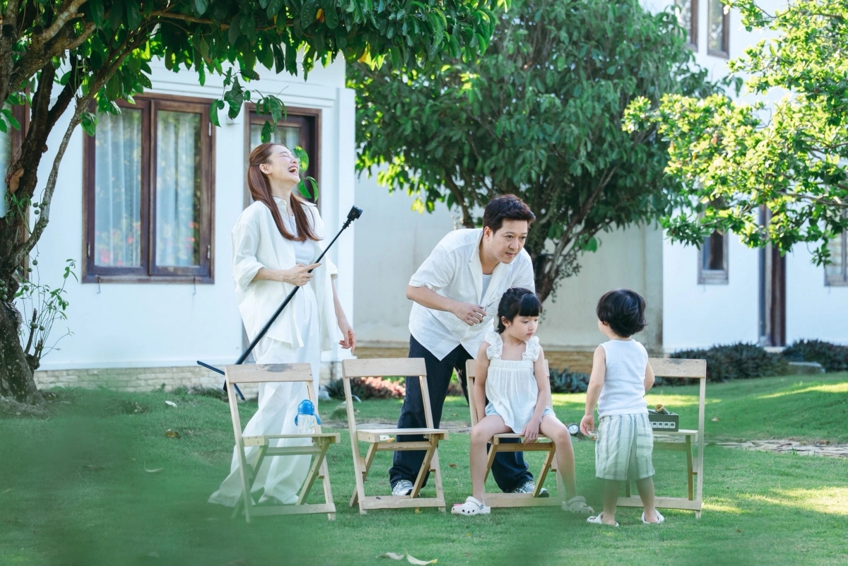 Nghệ sĩ Trường Giang chú thích bức ảnh gia đình quây quần bên nhau: "Vậy thôi mà cảm thấy không gì hạnh phúc bằng".