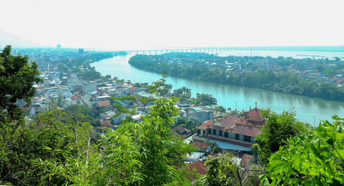 Từ núi Nhạn, du khách có thể nhìn toàn cảnh đô thị Tuy Hòa, dòng Đà Rằng và vùng cửa biển phía xa