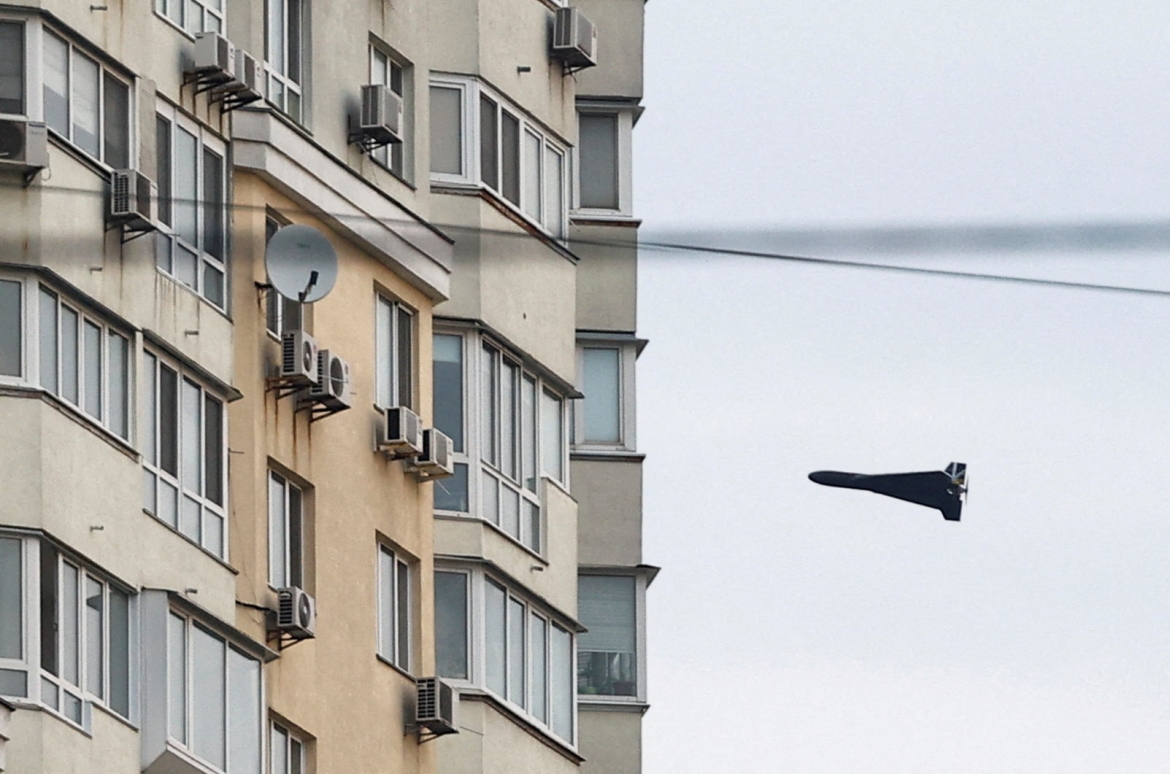 Một chiếc Geran-2 của Nga bay sát bên một tòa nhà tại thủ đô Kyiv, Ukraine ngày 16/4 (Nguồn: Reuters)