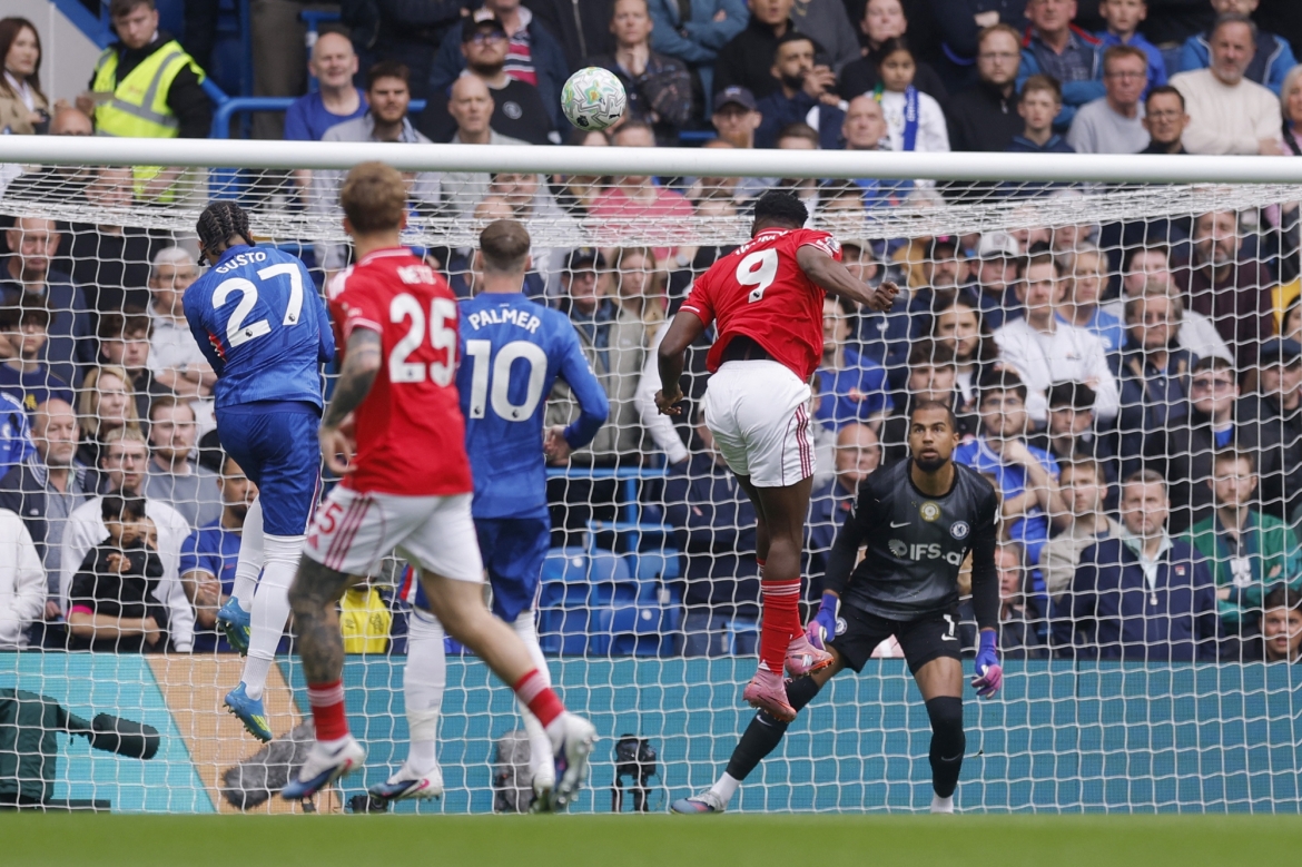 Pha đánh đầu thành bàn của Awoniyi. (Ảnh: Reuters)