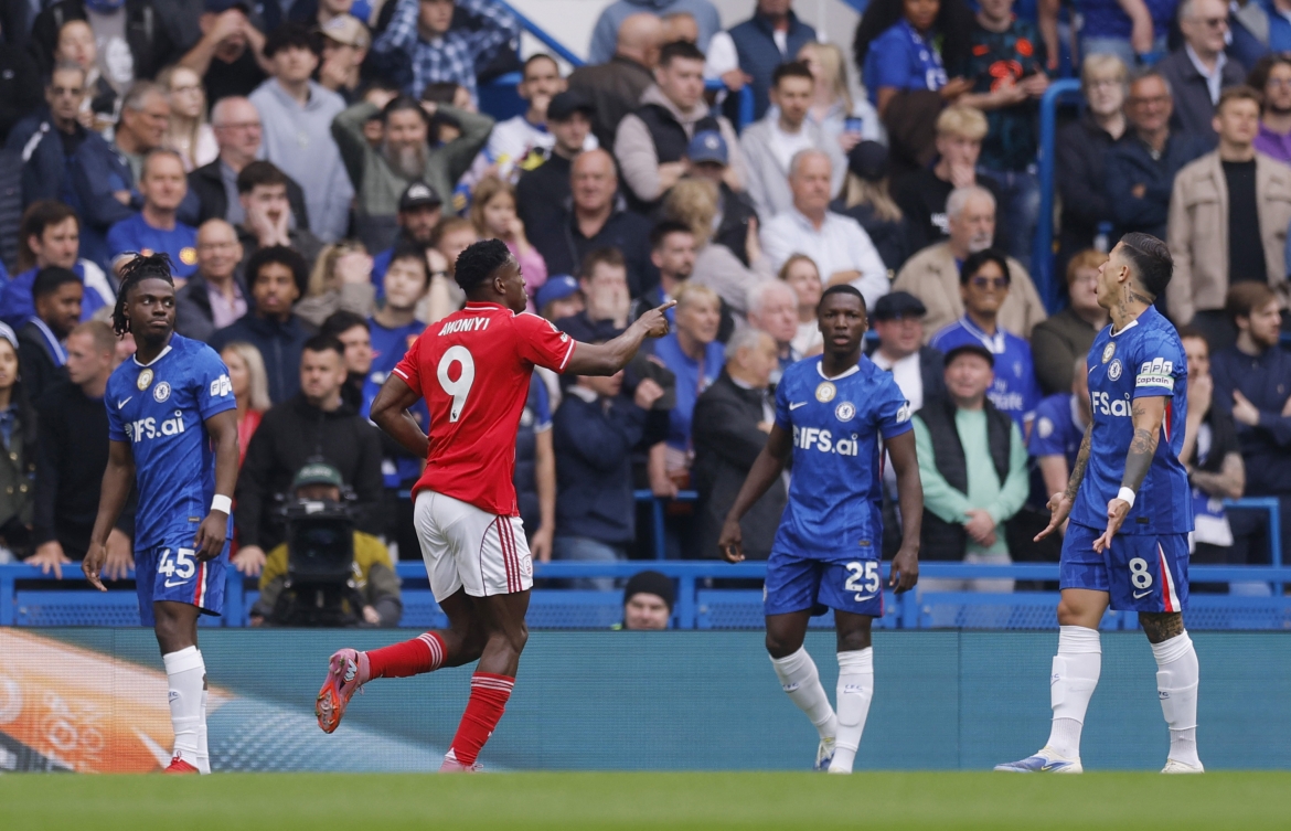 Sân Stamford Bridge chết lặng khi đội khách Nottingham Forest có bàn mở tỷ số ngay phút thứ 2 sau cú đánh đầu của Awoniyi. (Ảnh: Reuters)
