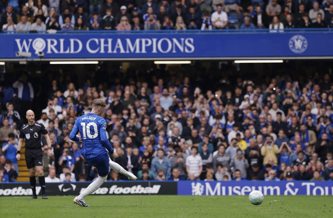 Palmer bỏ lỡ cơ hội quý giá để rút ngắn cách biệt cho Chelsea. (Ảnh: Reuters)