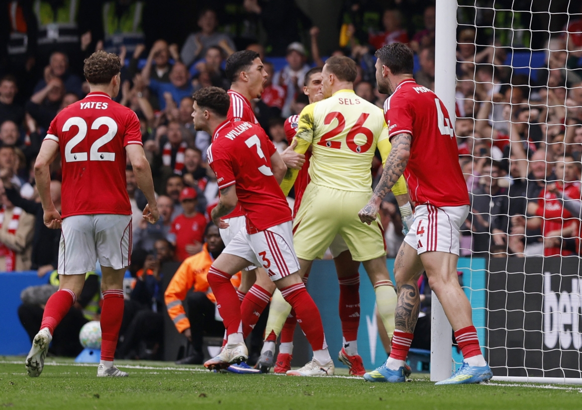 Các cầu thủ Nottingham Forest ăn mừng cuồng nhiệt khi thoát khỏi bàn thua trông thấy. (Ảnh: Reuters)
