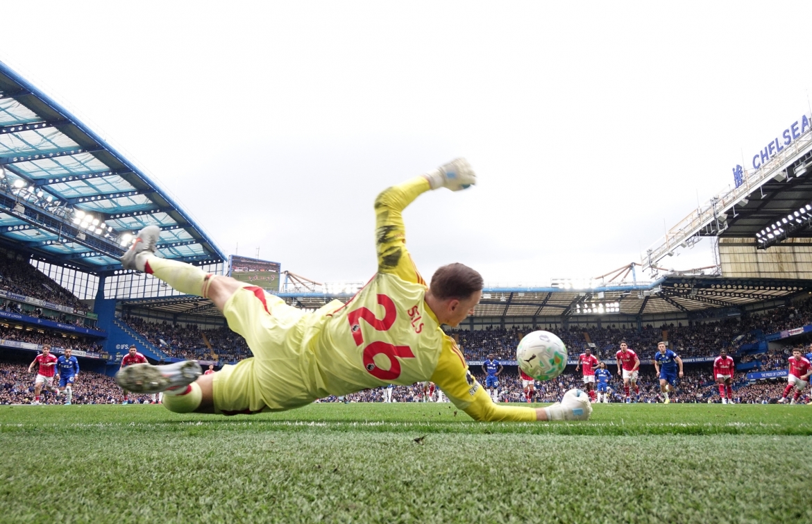 Sau khi trận đấu trở lại, Palmer gây thất vọng với cú đá phạt đền hỏng ăn khiến Chelsea lỡ cơ hội rút ngắn cách biệt. Thủ môn Sels đã đoán đúng hướng và cứu thua xuất sắc cho Nottingham Forest. (Ảnh: Reuters)