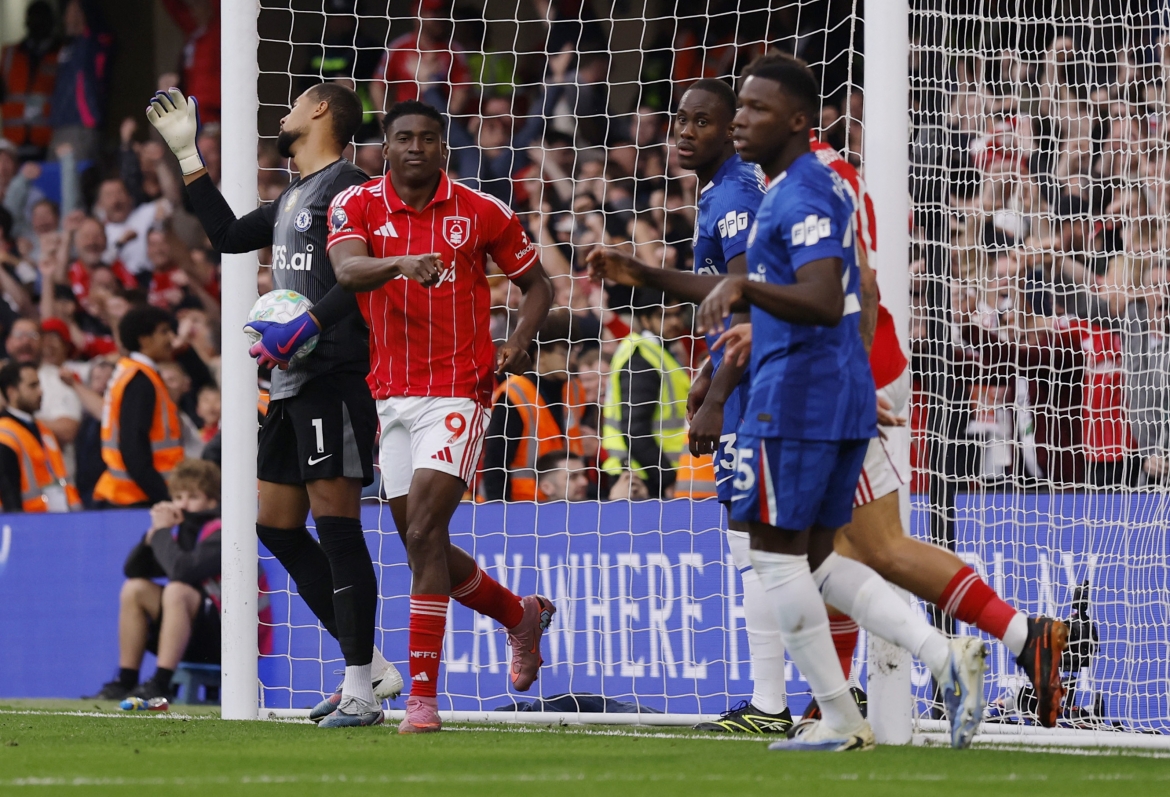Awoniyi lập cú đúp vào lưới Chelsea. (Ảnh: Reuters)