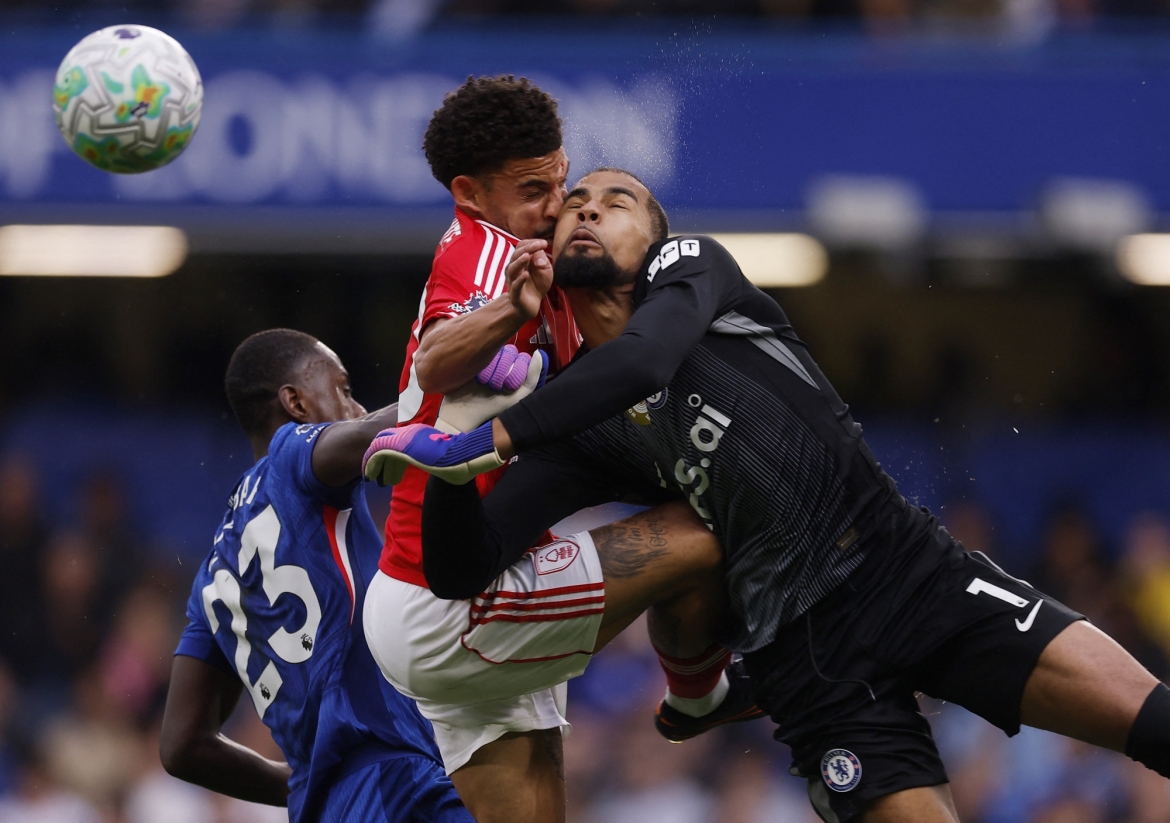 Hiệp 2 cũng chứng kiến pha va chạm kinh hoàng khiến Gibbs-White và Sanchez đều phải rời sân vì chấn thương ở vùng đầu. (Ảnh: Reuters)