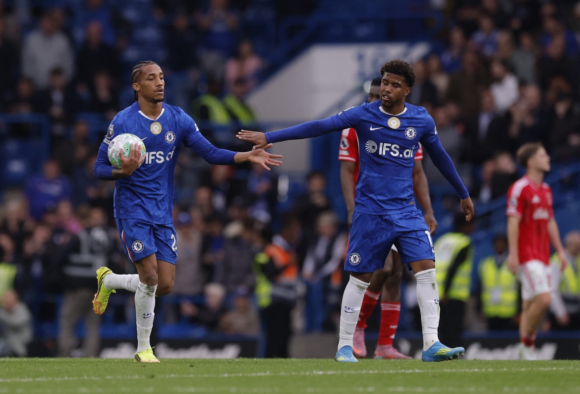 Joao Pedro gỡ gạc chút thể diện cho Chelsea. (Ảnh: Reuters)