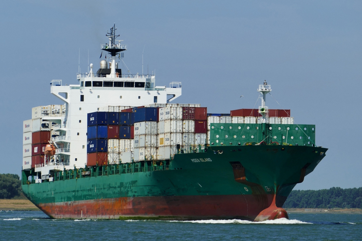 Hoạt động hàng hải qua eo biển Hormuz suy giảm mạnh sau các động thái siết kiểm soát của Iran. (Ảnh: Reuters)