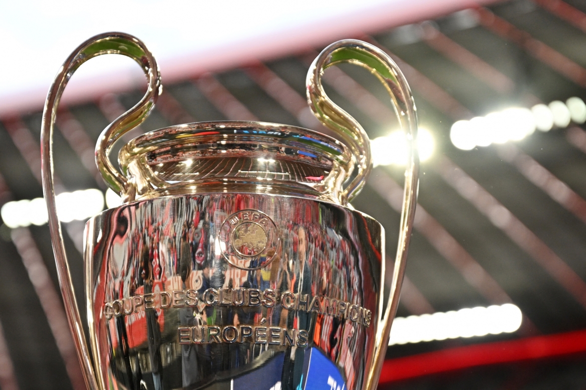 Chiếc cúp bạc danh giá được UEFA trưng bày tại Allianz Arena. (Ảnh: Reuters)