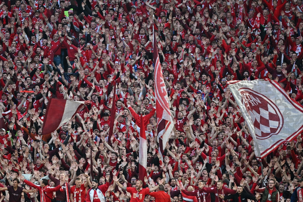 CĐV Bayern Munich tạo ra bầu không khí cuồng nhiệt trên khán đài. (Ảnh: Reuters)