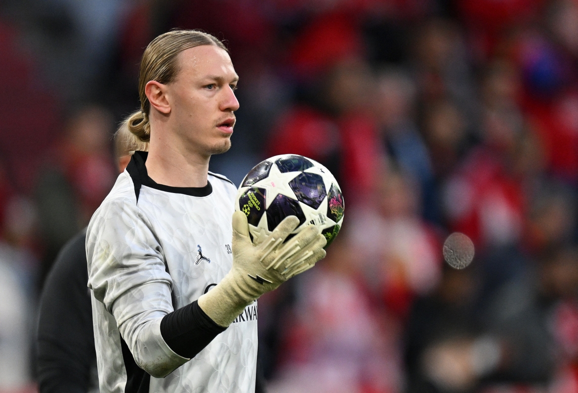 Thủ môn Safonov cùng các cầu thủ PSG ra sân khởi động. (Ảnh: Reuters)
