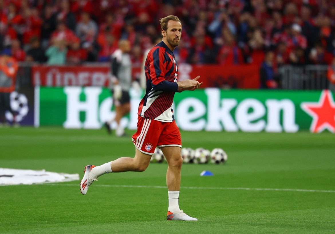 Tiền đạo Harry Kane cùng các cầu thủ Bayern Munich ra sân khởi động. (Ảnh: Reuters)