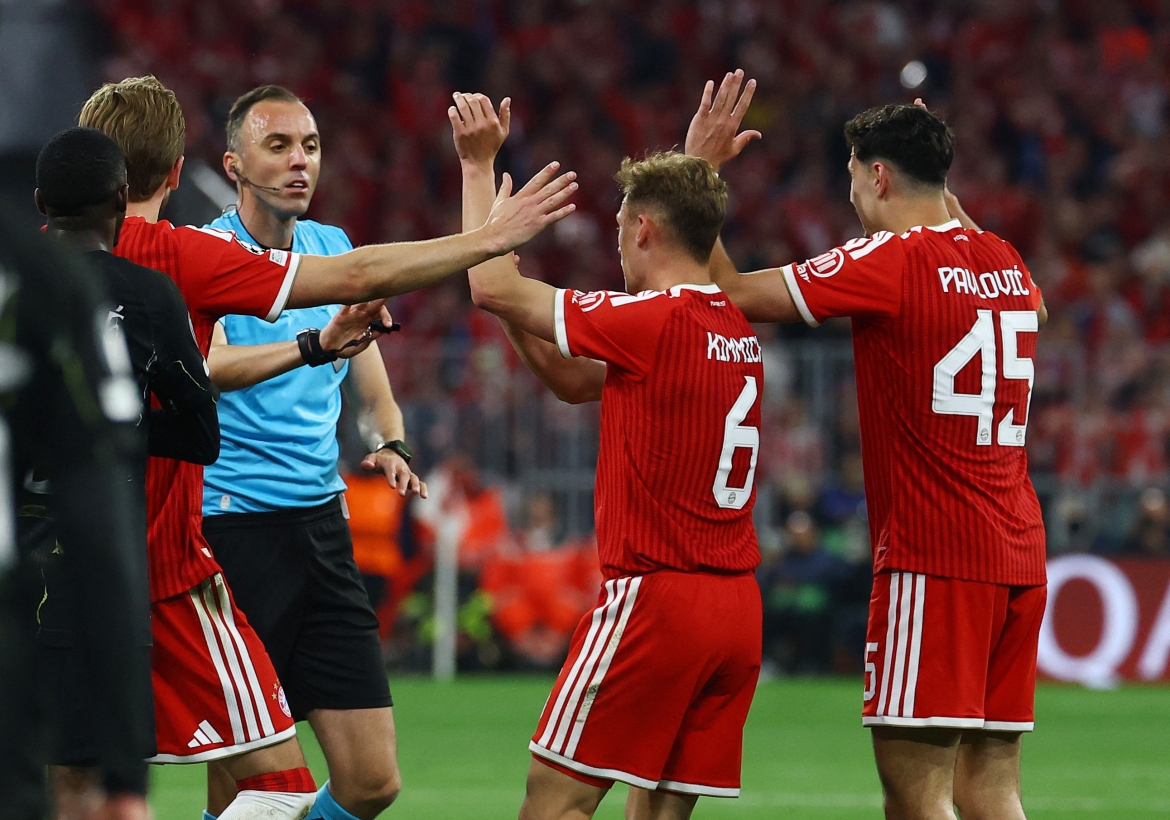 Trọng tài từ chối thổi phạt đền trước áp lực từ các cầu thủ Bayern Munich. (Ảnh: Reuters)