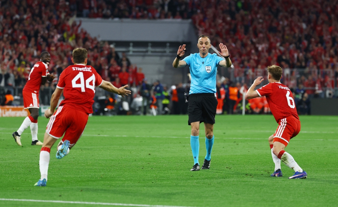 Trọng tài gây tranh cãi khi có những quyết định bất lợi với Bayern Munich ở trận này. (Ảnh: Reuters)