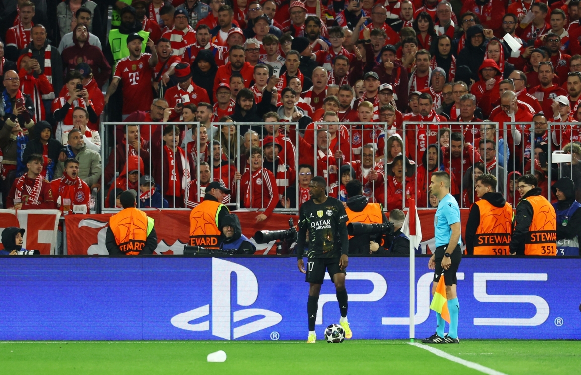 CĐV Bayern Munich ném đồ vật xuống sân khi trọng tài có những quyết định gây tranh cãi trong hiệp 1. (Ảnh: Reuters)