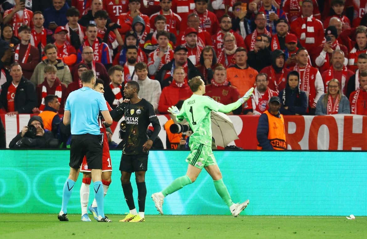 Thủ môn Neuer phải ra sát khán đài để trấn an các CĐV Bayern Munich. (Ảnh: Reuters)