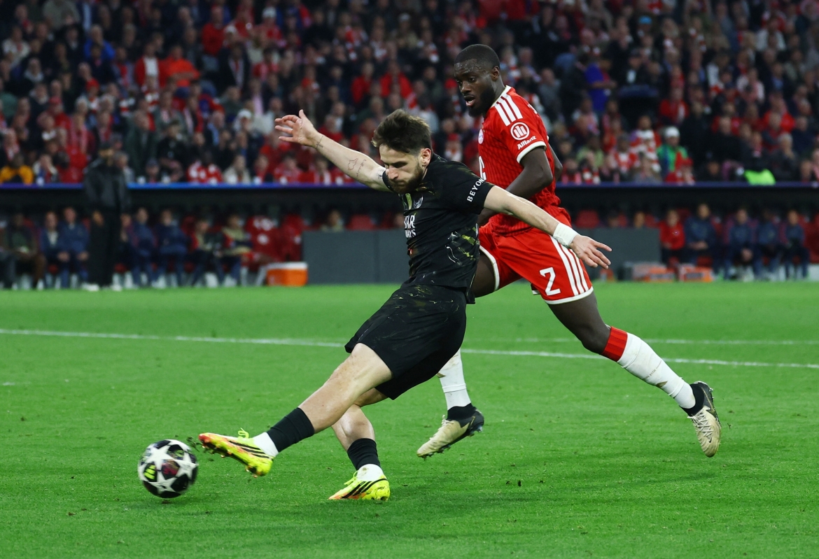 Tình huống Kvaratskhelia uy hiếp khung thành Bayern Munich. (Ảnh: Reuters)