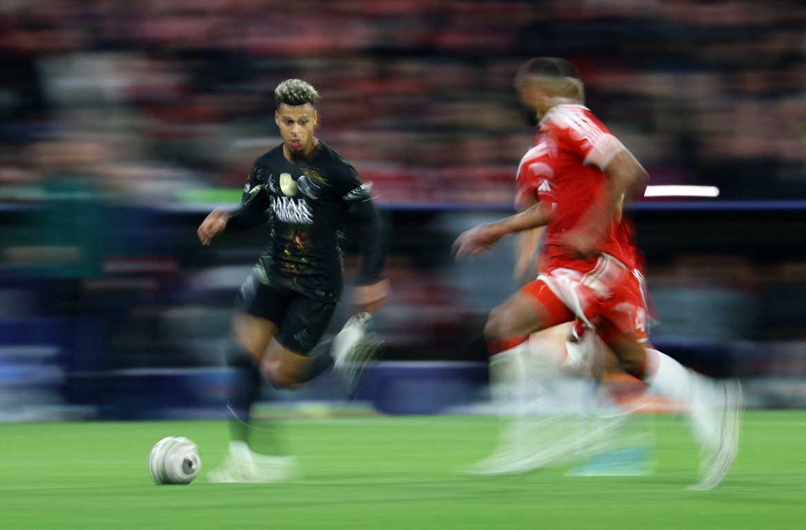 Doue liên tục làm khổ hàng phòng ngự Bayern Munich. (Ảnh: Reuters)
