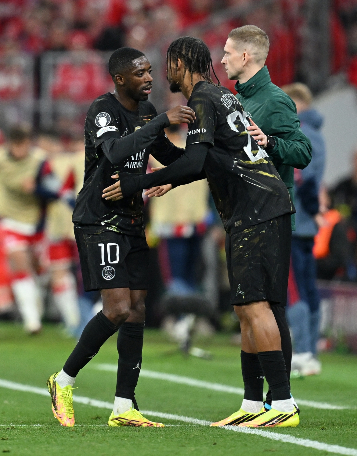 Dembele rời sân nhường chỗ cho Barcola. (Ảnh: Reuters)