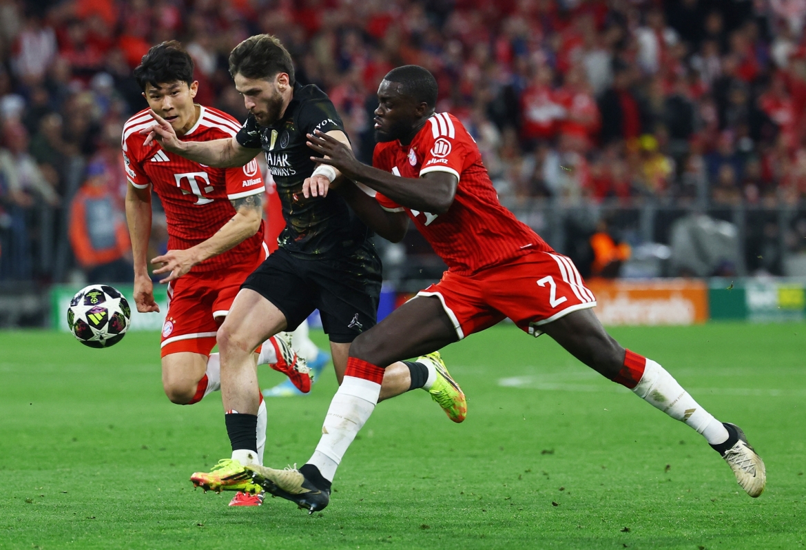 Kvaratskhelia vượt qua cặp trung vệ Kim Min Jae - Upamecano của Bayern Munich. (Ảnh: Reuters)
