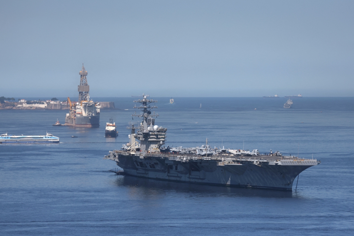 Tàu sân bay USS Nimitz của Hải quân Mỹ tại vịnh Guanabara, ngoài khơi thành phố Rio de Janeiro, Brazil hôm 7/5 (Ảnh: Reuters) 