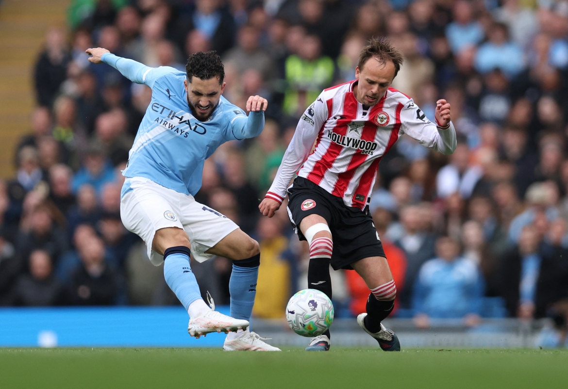 Brentford chủ động lùi sâu và tranh chấp quyết liệt trước Man City. (Ảnh: Reuters)