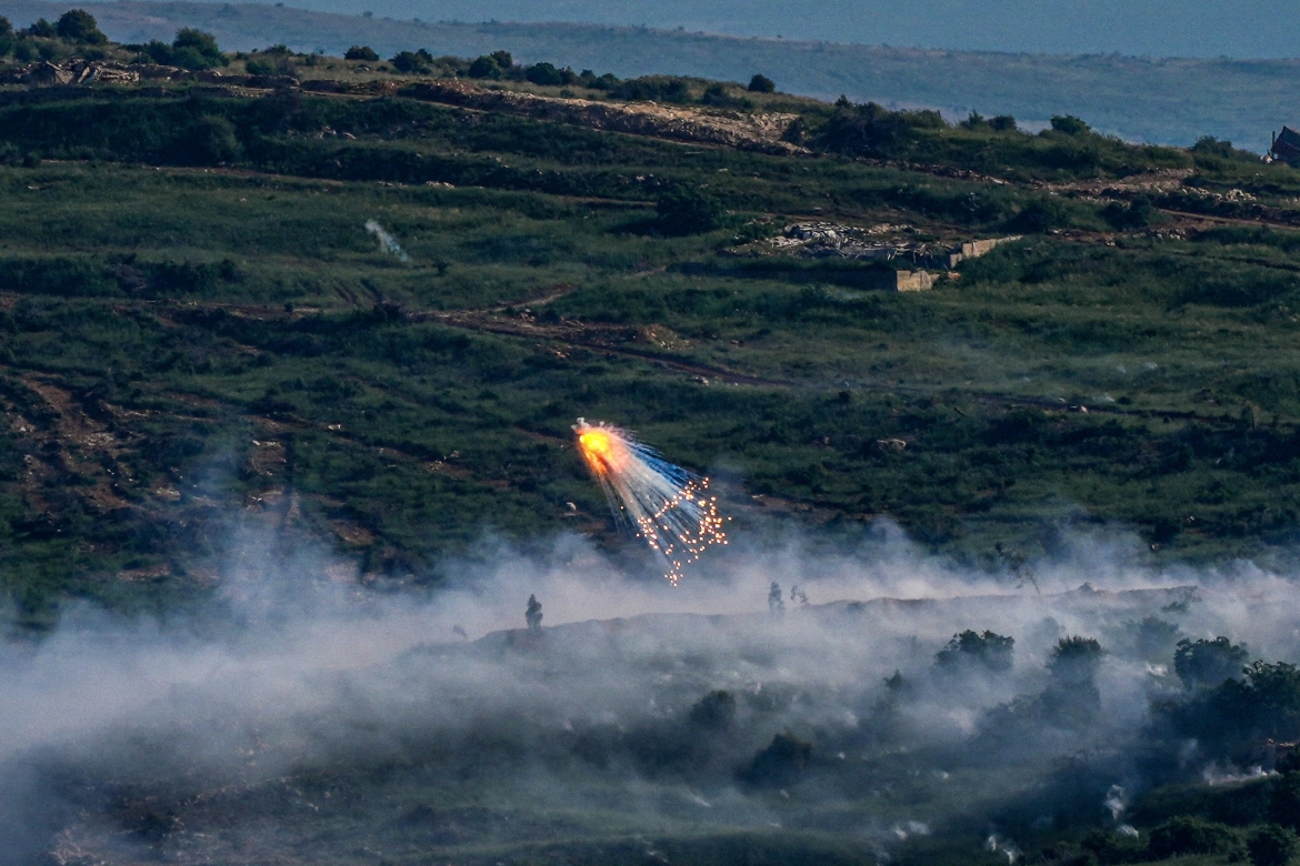 Một vụ nổ do Lực lượng Phòng vệ Israel (IDF) bắn sang phía Lebanon. (Ảnh: Reuters)