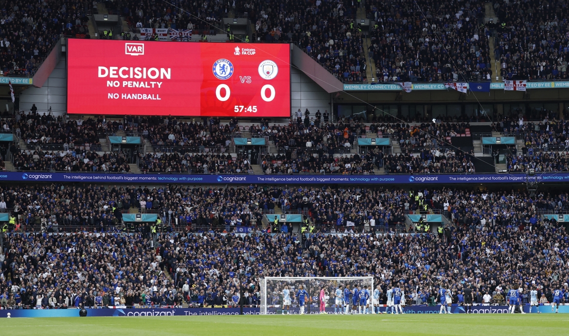 Man City thoát tình huống phạt đền. (Ảnh: Reuters)
