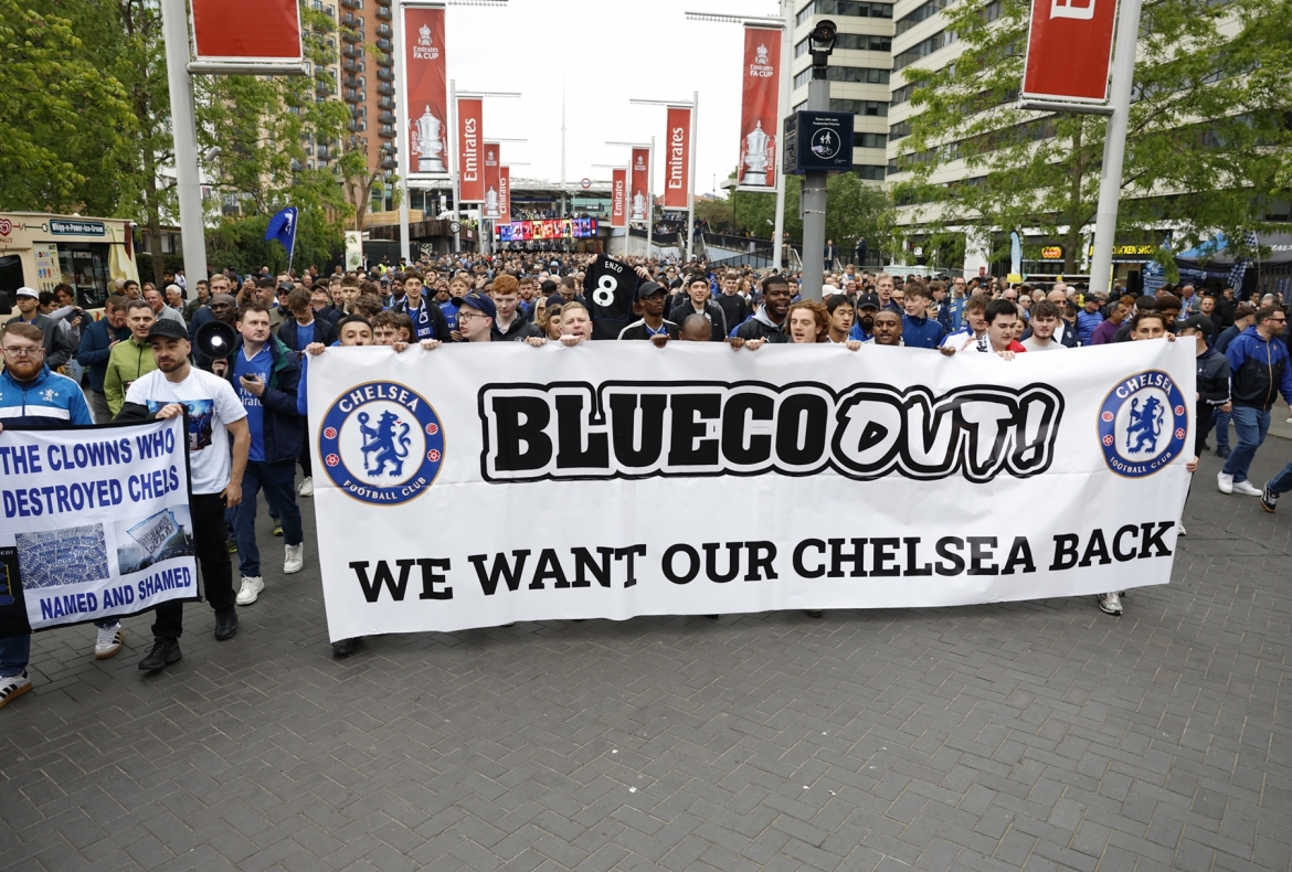 CĐV Chelsea phản đối ban lãnh đạo đội bóng khi tới sân Wembley cổ vũ trận chung kết FA Cup. (Ảnh: Reuters)