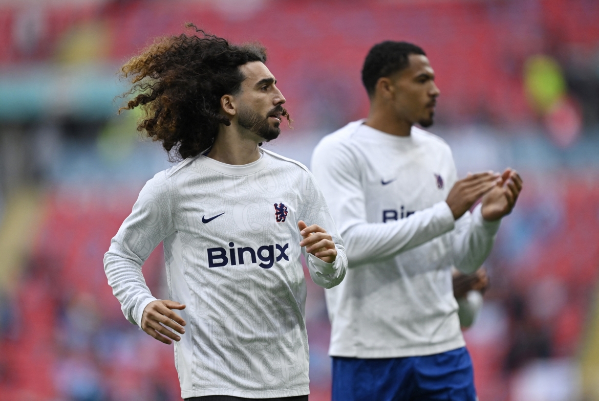 Các cầu thủ Chelsea khởi động. (Ảnh: Reuters)